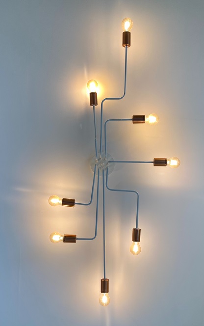 Acht Glühbirnen die mit Kabel miteinander verbunden sind