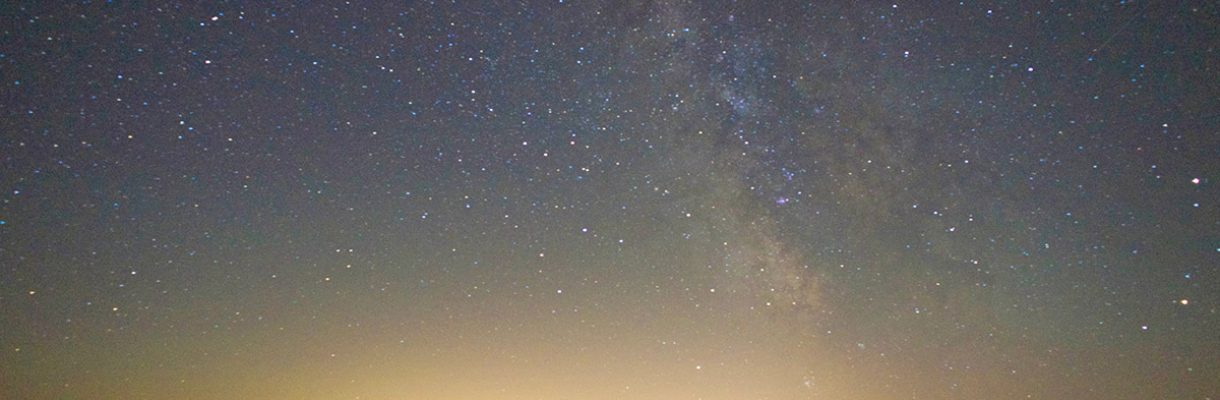 Bergpanorama mit Sternenhimmel als Hintergrundfoto zur Tierkommunikation