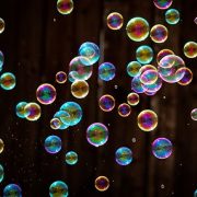 Schillernde Seifenblasen als Link zum Energiebad